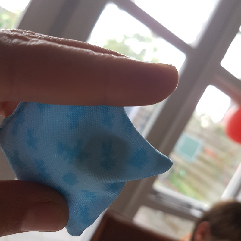 goki Voelmemo kussentjes, voelememo kussen, blauw kussen tegen het licht gehouden, sensoriek spel
