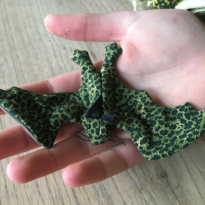 Toys42Hands Zanddier mini vleermuis op handpalm, schattig sensoriek materiaal