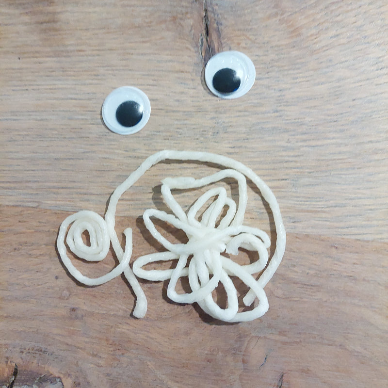 JToys Wiebelogen groot met wikki stix als monster op tafel, fijne motoriek