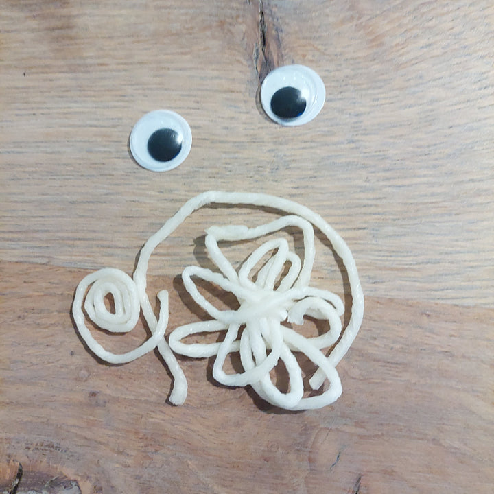 JToys Wiebelogen groot met wikki stix als monster op tafel, fijne motoriek