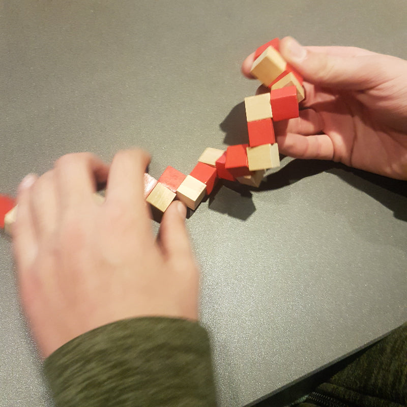 Toys42Hands Slangenkubus Handen draaien en vouwen  de houten  rood natuur puzzelslang – slangenkubus stimuleert motoriek en ruimtelijk inzicht