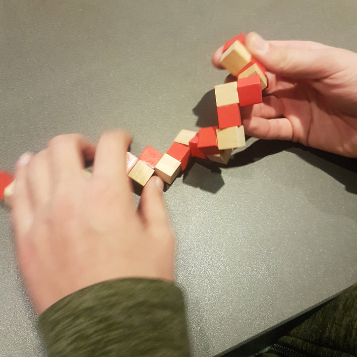 Toys42Hands Slangenkubus Handen draaien en vouwen  de houten  rood natuur puzzelslang – slangenkubus stimuleert motoriek en ruimtelijk inzicht