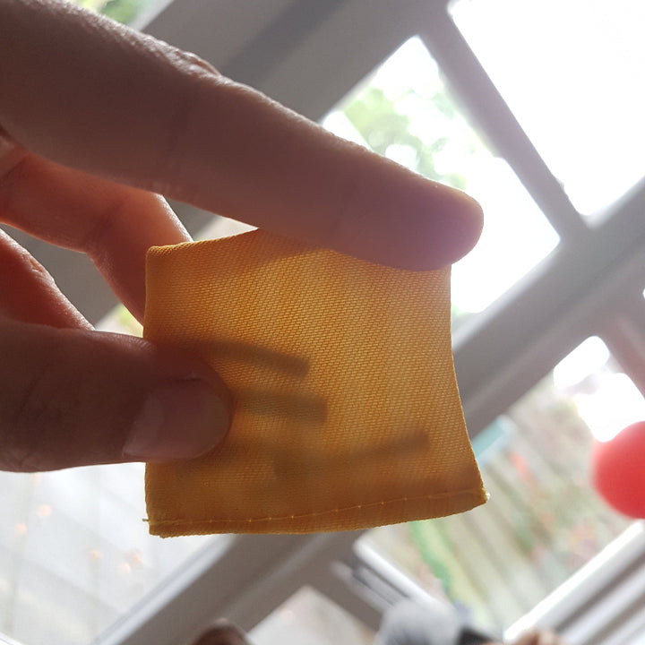 goki Voelmemo kussentjes, geel kussen tegen het licht, staafjes zichtbaar, voelmemory, voelspel