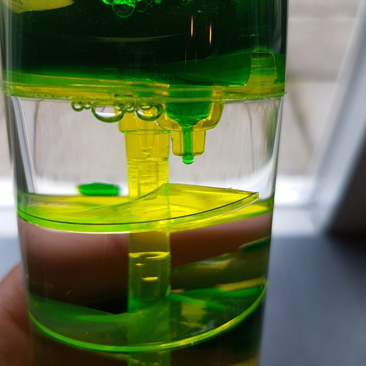 detail opname van een eerste druppel: liquid timer schnecke / Helixtimer / lavaloper