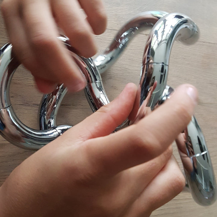 Tangle Reuze Tangle chrome look handen aan het spelen