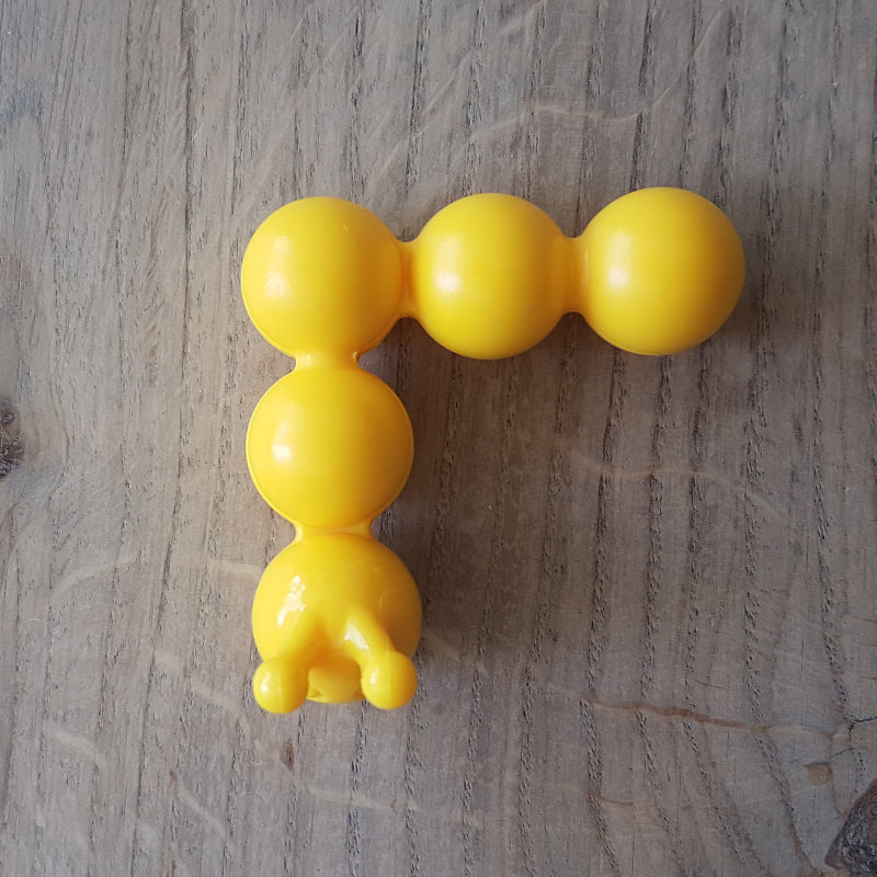 Close-up van de flexibele rups uit SmartGames Apple Twist die in verschillende richtingen kan bewegen