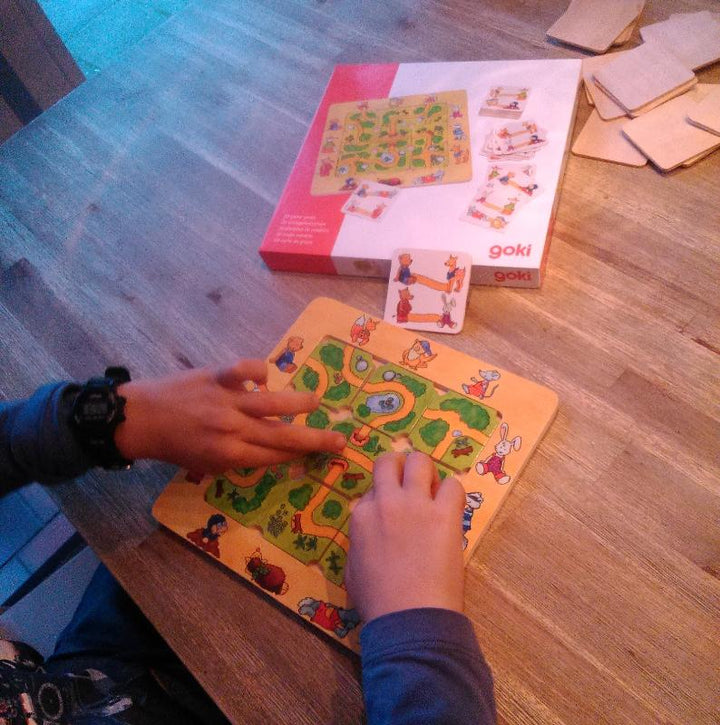 goki Geduldpuzzel vind de weg, kind zit aan tafel en is een opdracht aan het maken