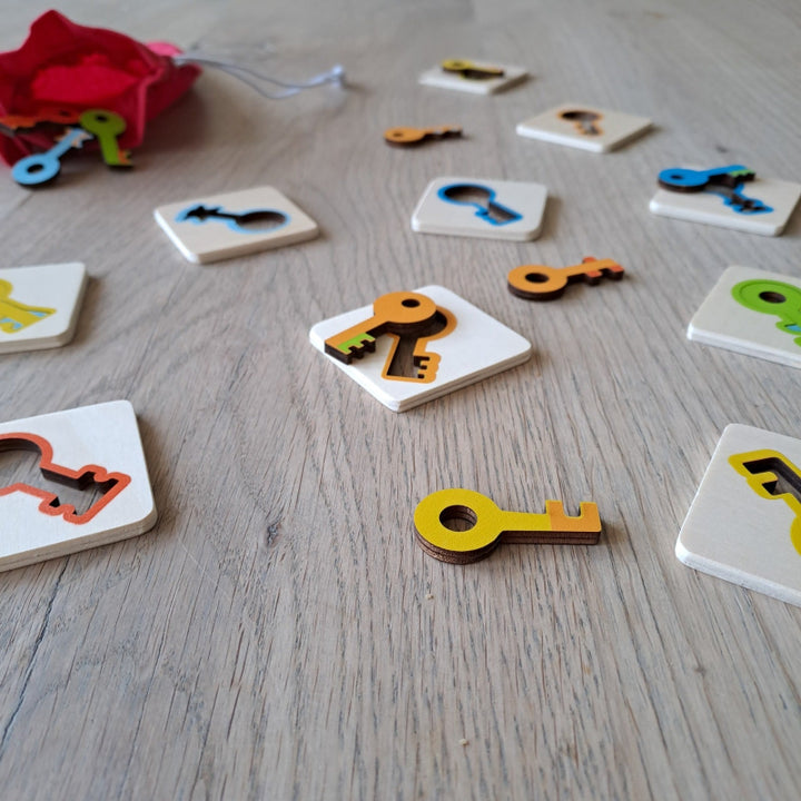 Detailfoto van kleurrijke markeringen op de sleutels, helpt bij herkennen en geheugen trainen, senioren spel