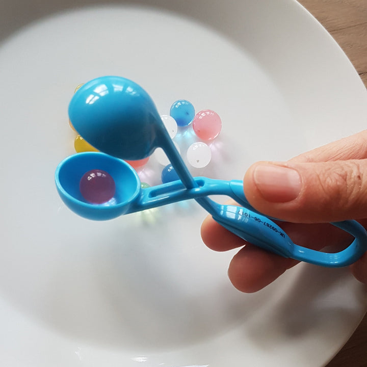 waterbeads en tweezers van learning resources als motoriek speelmateriaal van Toys42hands