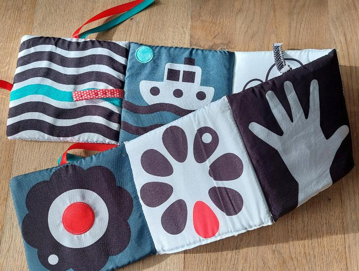 Toys42Hands Dubbelzijdig zwart-wit boxboek vogel