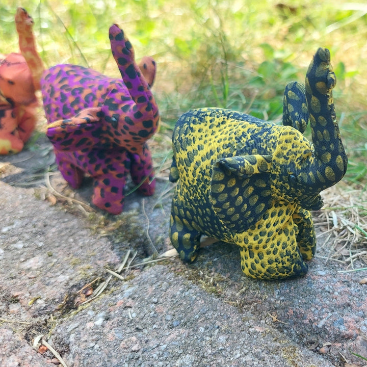 Toys42Hands Zanddier olifant mini achter elkaar aan lopend, verschillend kleuren, slurf omhoog, sensoriek materiaal