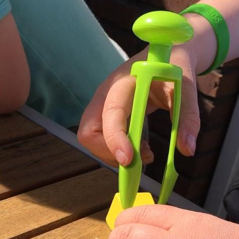 Learning Resources Drie grip pincet, pengreep voorbereiding met een speelgoed tang