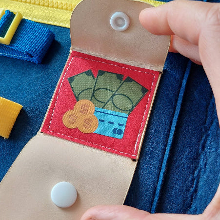Toys42Hands Sluitingen tasje, fijne motoriek oefening, detailfoto met het druk knopje en een plaatje van geld