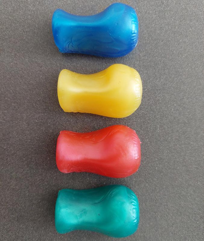 weiche stifthalter in den farben blau, geld, rot und grün