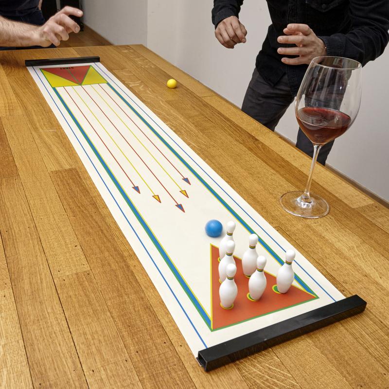 kikkerland Tafel bowling, volwassene aan het spelen
