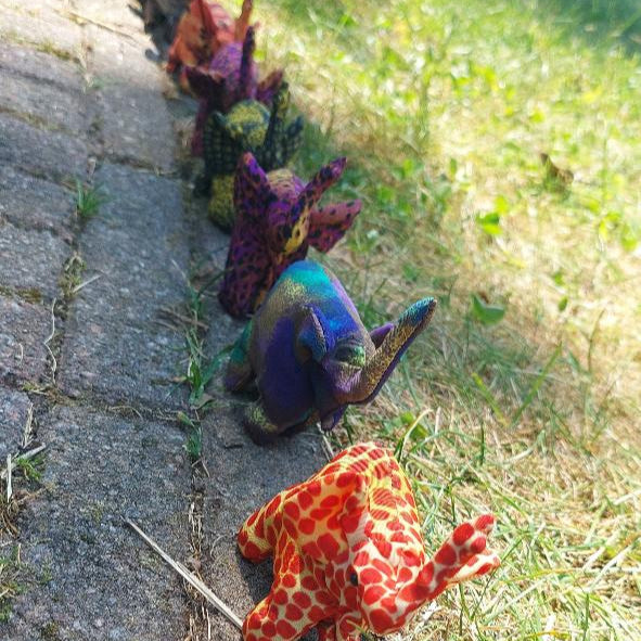 Toys42Hands Zanddier olifant mini, op een rijd, wandelend door de tuin