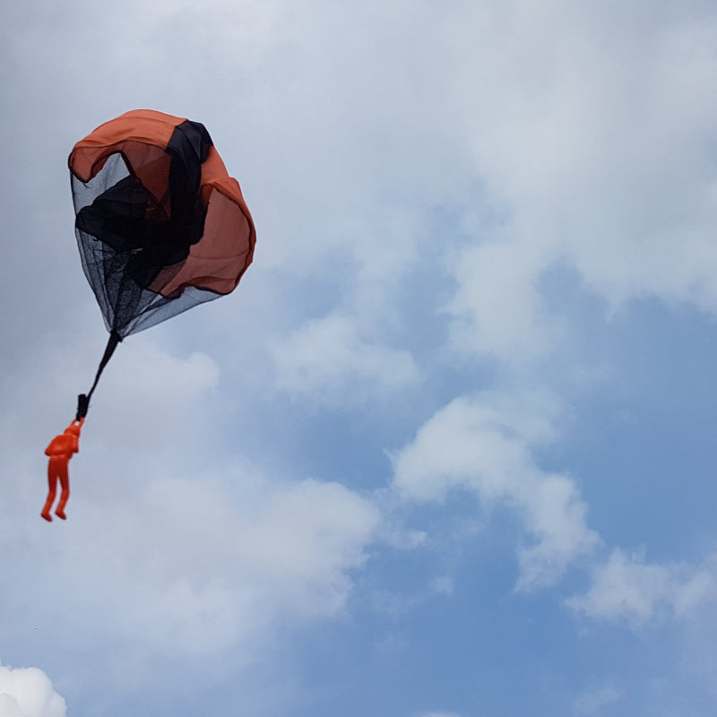 Toys42Hands Parachutspringer