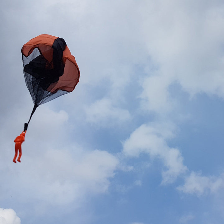Toys42Hands Parachutspringer