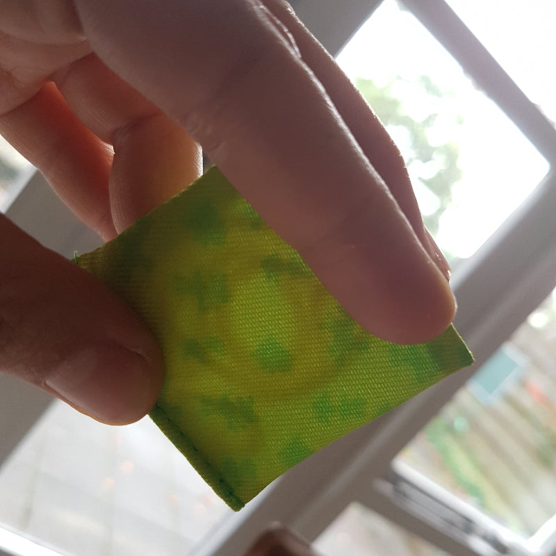 goki Voelmemo kussentjes, groen kussen tegen het licht, voelmemo, voelspel, sensoriekspel