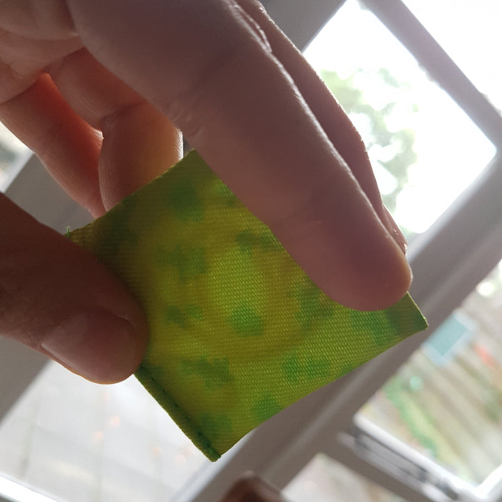 goki Voelmemo kussentjes, groen kussen tegen het licht, voelmemo, voelspel, sensoriekspel