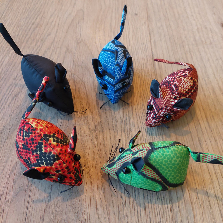 mini sandtier maus, sensorisch material, verschillende kleuren op houten tafel