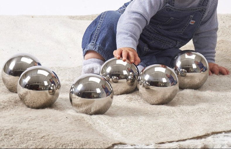 kind speelt met mysterie ballen van tickit