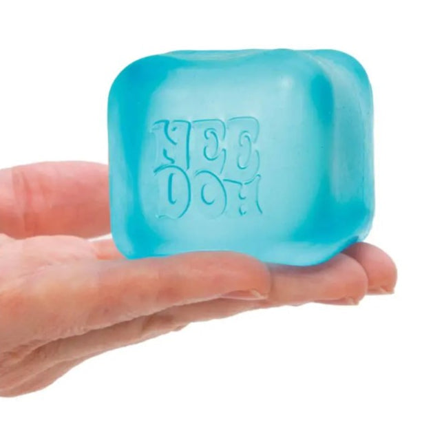 needoh nice cube op hand, fidget cube, antistressbal
