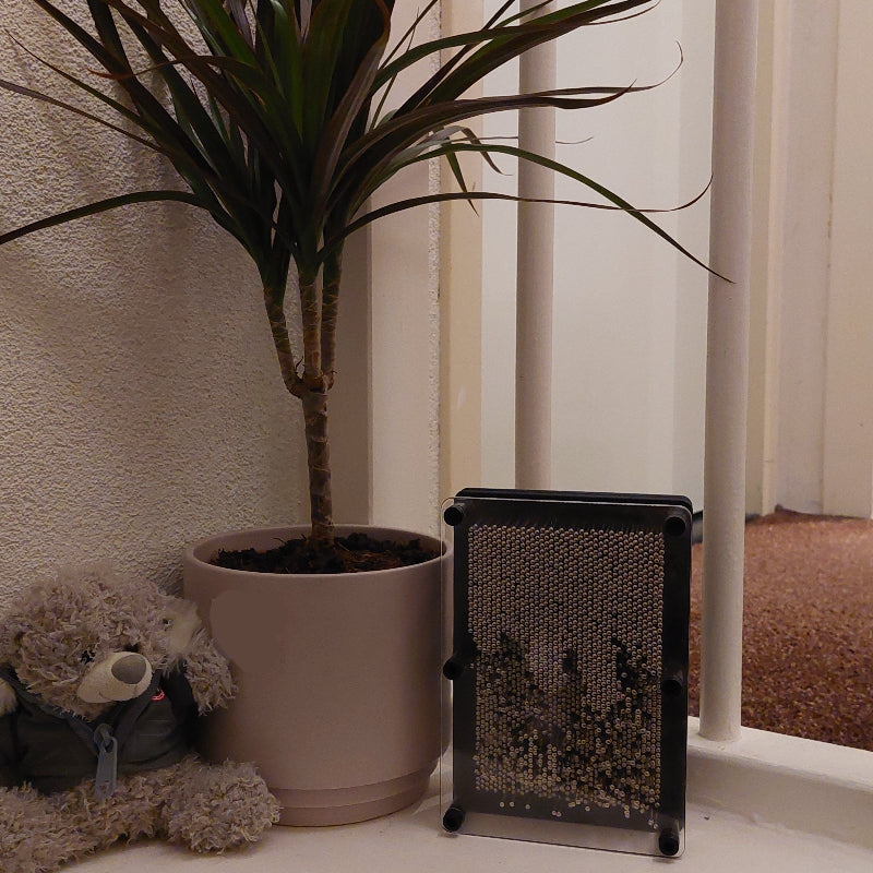 pin pression van metaal voor jong en oud, handafdruk naast teddybeer en plant, decoratie
