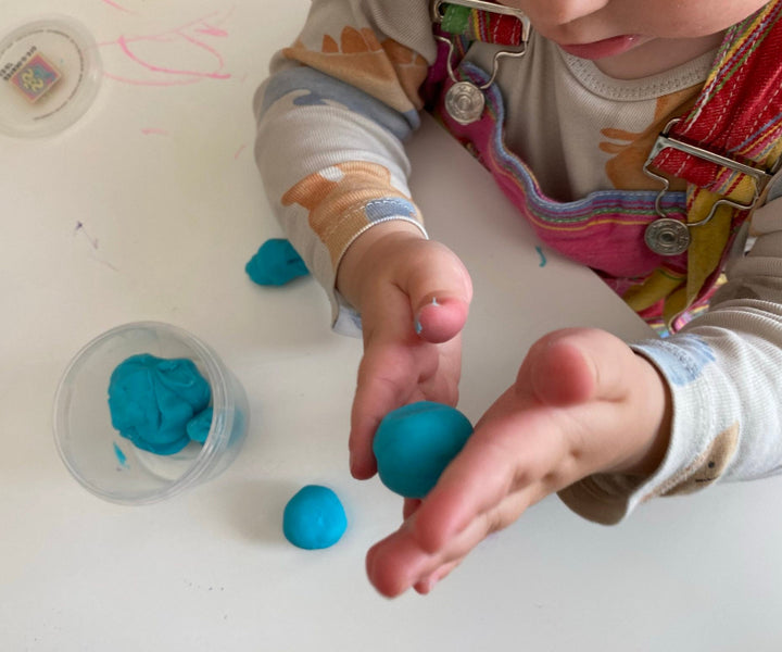 duurzame klei van ses, motoriekspeelgoed, kinderhand met kleibal