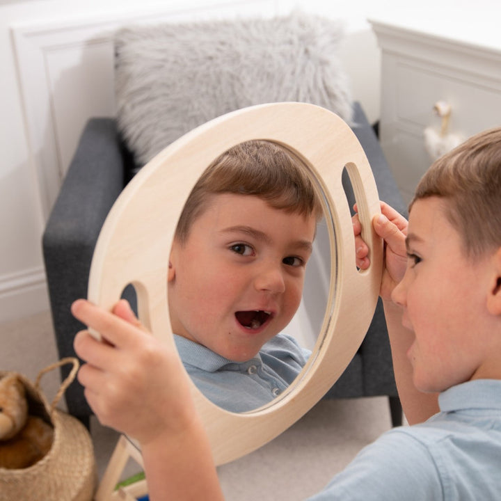 jongetje met de houten kinderspiegel van tickit, spiegel met twee handvaten