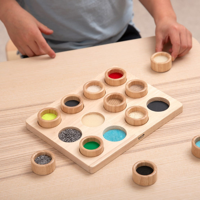 tickit-touch-match-bord op houten kindertafel, kind aan het spelen