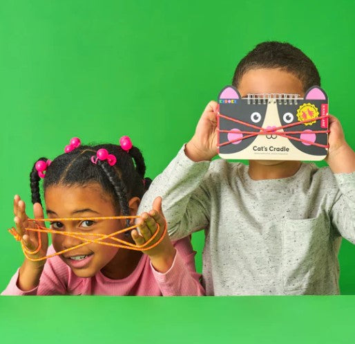 kikkerland cats cradle, vingerelastiek, twee kinderen spelen