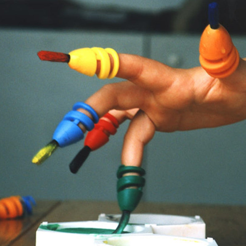 hand met 5 vingerpenseels, fingermax