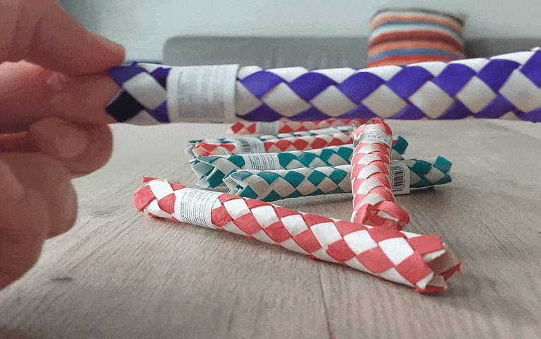 vingerval, Chinees Finger Traps, toys42hands, in elk uiteinde een vinger en je komt vast te zitten