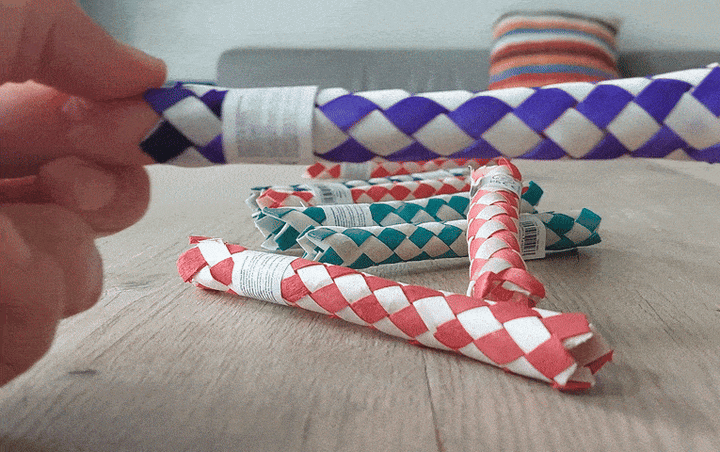 vingerval, Chinees Finger Traps, toys42hands, in elk uiteinde een vinger en je komt vast te zitten
