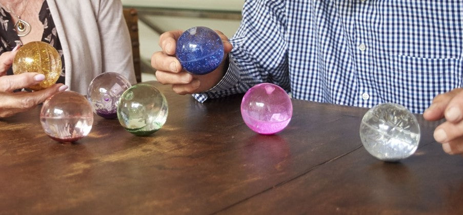 glitterballen sensoriek ballen van tickit, senioren materiaal toys42hands